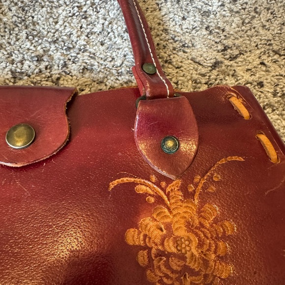 WA Hand Tooled Leather Sophisticated Red and Orange Shoulder Bag - Picture 5 of 10